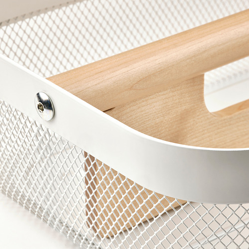 Primer plano del almacenamiento de malla metálica blanca con detalles de divisor de madera.
