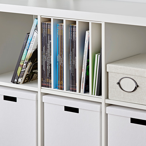 Estantería KALLAX blanca con organizador de revistas/libros y cajas de almacenaje.
