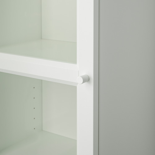 Primer plano de la bisagra de la librería BILLY, con un acabado blanco de calidad y un mecanismo suave.