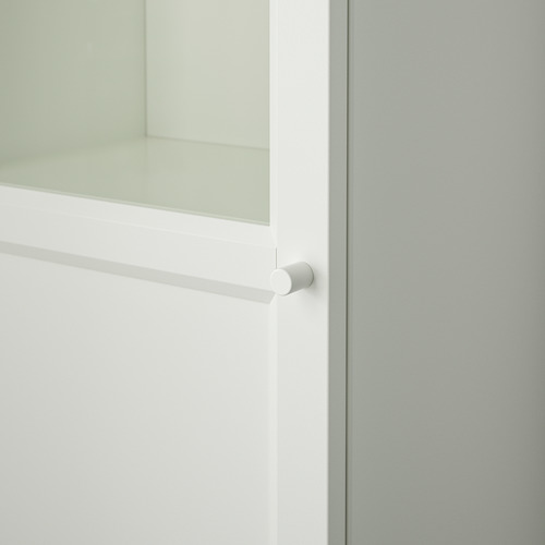 Esta imagen muestra un primer plano de la puerta de un armario blanco con una manija, destacando el diseño elegante y moderno.