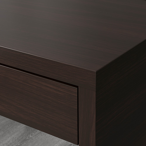 Moderno escritorio de madera oscura con bordes elegantes y orificio para la administración de cables en la parte posterior, que muestra artesanía de calidad.