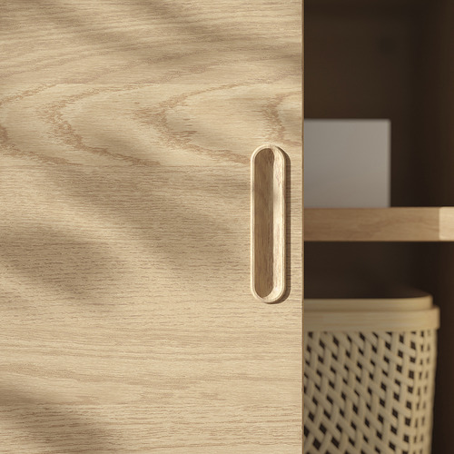 Puerta de armario de madera clara con tirador elegante y moderno. El acabado de chapa cepillada proporciona una textura elegante y única.