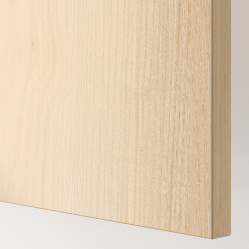 Primer plano de la superficie de madera lisa y ligera, que muestra el acabado y la textura de alta calidad de los muebles BESTÅ.