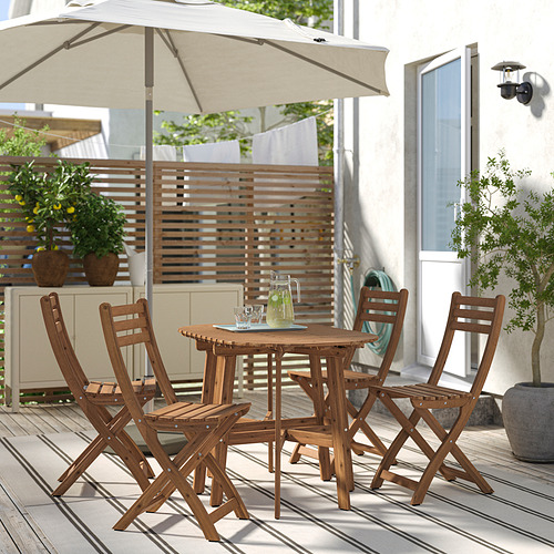 Juego de comedor de exterior de madera de acacia marrón ASKHOLMEN con 4 sillas plegables y mesa, perfecto para espacios pequeños.