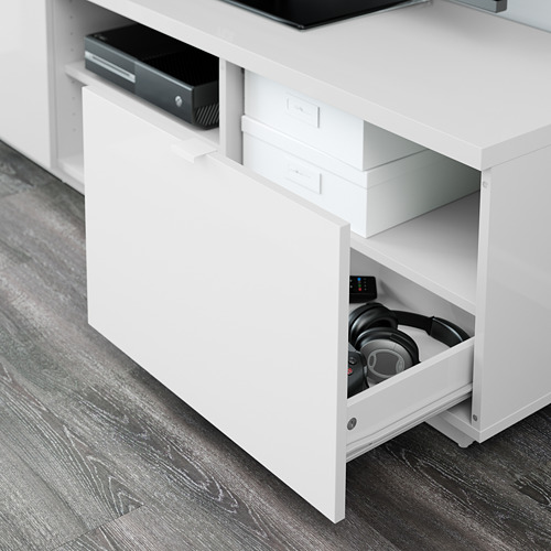 Mueble de TV blanco con estantes ajustables, abierto para controles remotos, cerrado para almacenamiento.