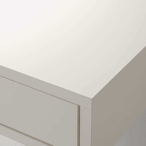 Almacenaje de pared blanco con líneas limpias y acabado liso. Fíjate en los ordenados bordes de los cajones y las puertas, que reflejan la calidad de la artesanía.