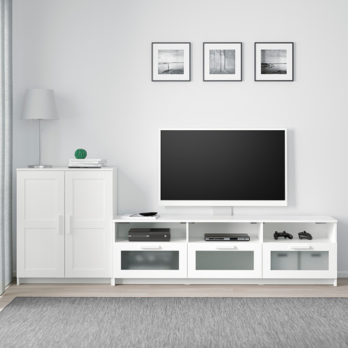 Mueble y armario de TV BRIMNES en blanco, diseño elegante, estantes ajustables, puertas de cristal, almacenamiento organizado, TV montada.