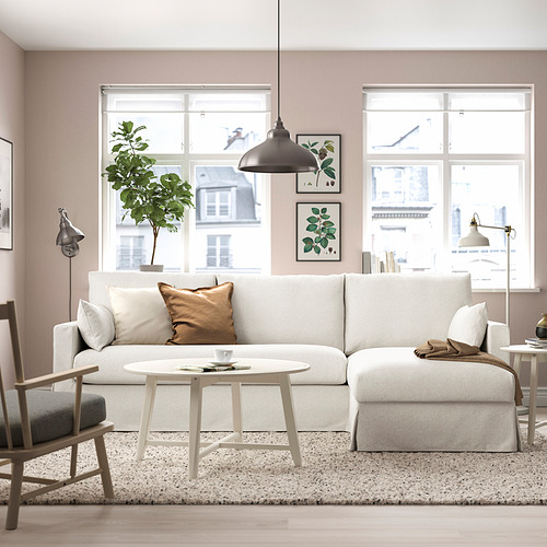 Acogedora sala de estar con sofá HYLTARP, mesa de café y planta.