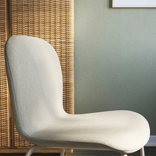 Silla tapizada moderna, gris claro, textura suave, líneas limpias, sobre fondo tejido.