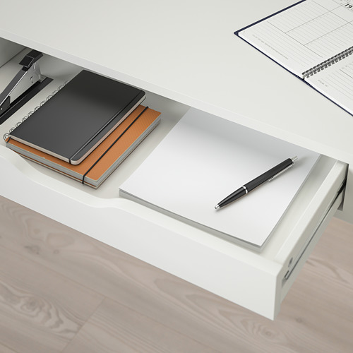 El estante blanco EKBY ALEX contiene cuadernos y bolígrafos, organizando el espacio de trabajo.