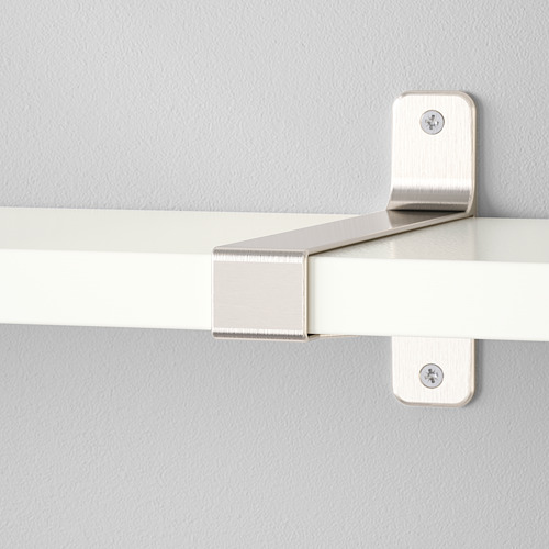 Un elegante y moderno soporte metálico fijado de forma segura a un estante liso y blanco, que destaca la calidad y el diseño del producto BERGSHULT.