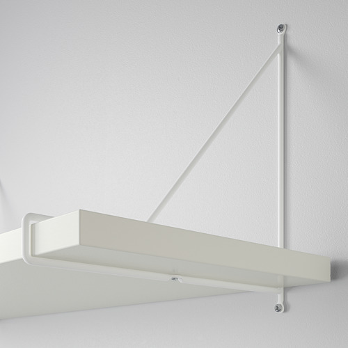 Estante blanco en la pared con soportes metálicos