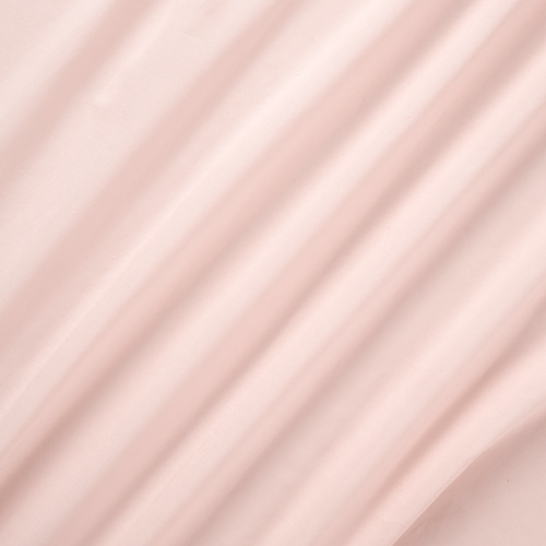Cortinas suaves, de color rosa claro con una textura delicada, ligeramente transparentes, suavemente drapeadas.