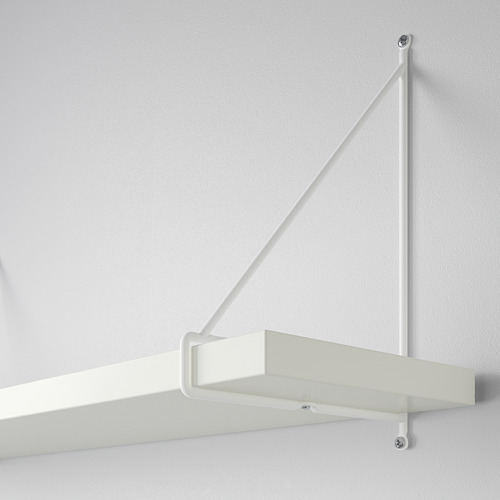 Estante de pared blanco con elegantes soportes montados en una pared lisa. Diseño moderno, soportes robustos.