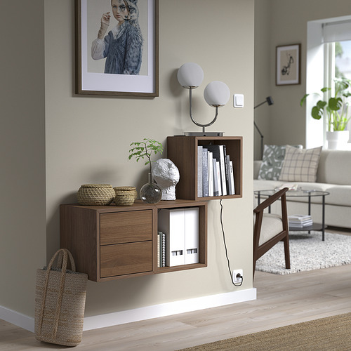 Estantes de pared EKET, de madera. Sostiene libros, decoración. Cerca de un gran cuadro. Anidado, elegante.