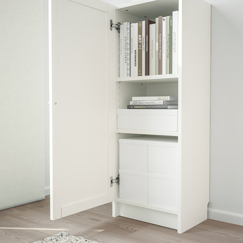 Librería BILLY blanca con puertas de panel. Los estantes superiores tienen capacidad para libros, la parte inferior tiene almacenamiento cerrado.