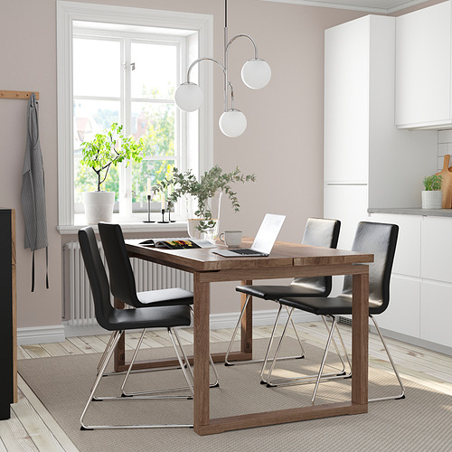 Juego de comedor de roble con sillas negras, detalles cromados, lámparas colgantes