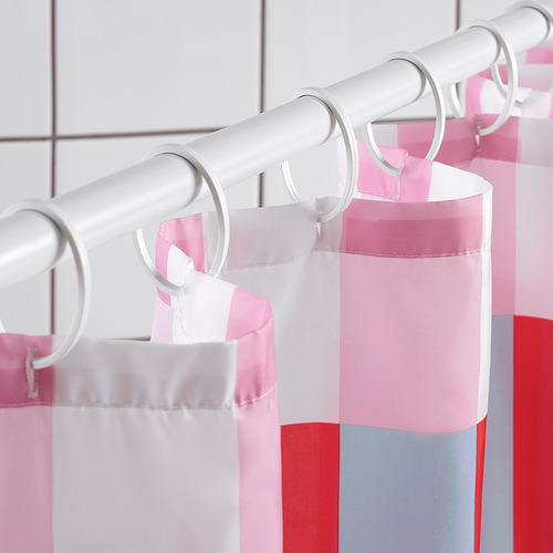 La cortina de ducha con bloques de colores cuelga de anillos. Repelente al agua, refresca el baño.