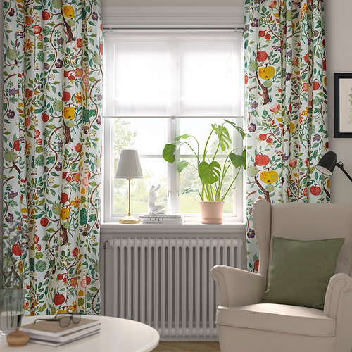 Cortinas florales en la ventana del salón, 300 cm, con silla y decoración