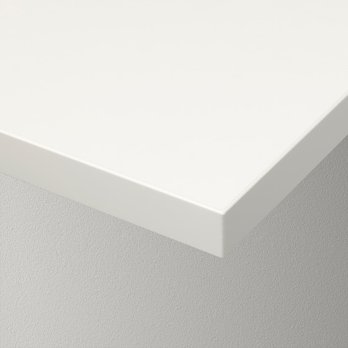 Estante de pared blanco limpio y moderno con borde liso y biselado, que muestra un diseño y artesanía de calidad.