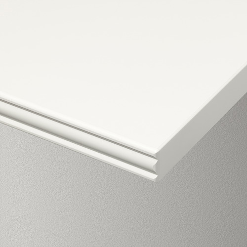 Primer plano de la esquina moderna de la estantería de pared blanca, que muestra un diseño elegante con borde biselado.