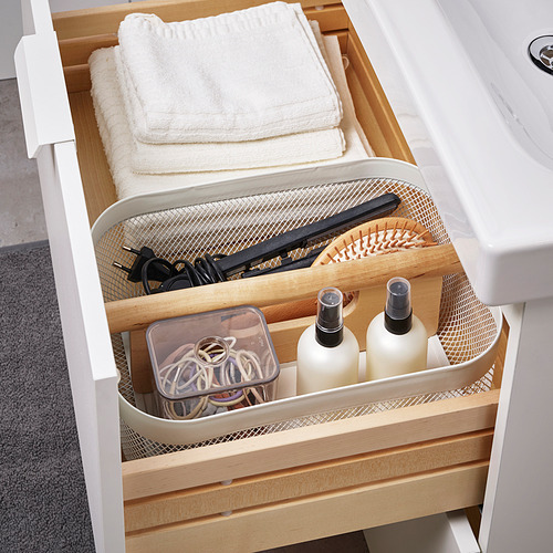 Cajón de baño organizado con divisor RISATORP: toallas, cepillos para el cabello, botellas y accesorios cuidadosamente guardados.