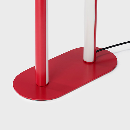 Lámpara de pie roja con diseño elegante y base estable.