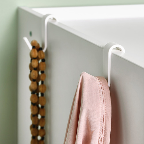 Una percha blanca sobre la puerta que sostiene una bufanda rosa. Demuestra el aspecto funcional de organizar y almacenar accesorios fácilmente.