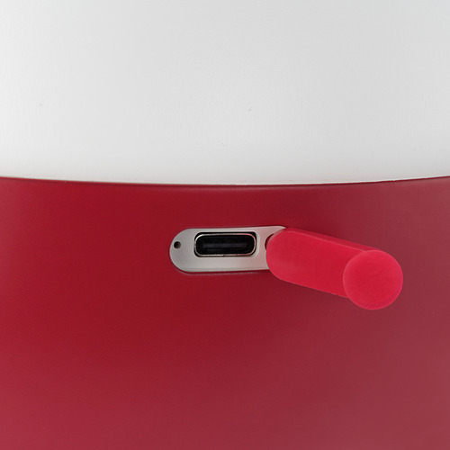 Herramienta eléctrica roja, detalle del interruptor. Cubierta de plástico ABS duradera, tapa de interruptor de goma de silicona. Artesanía de calidad visible.