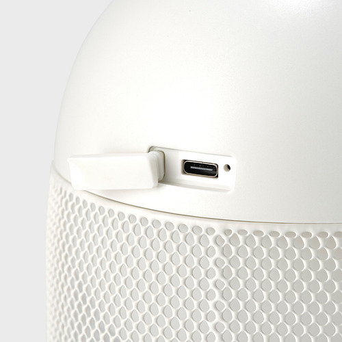 Primer plano de un moderno purificador de aire blanco con un puerto usb para facilitar la carga.