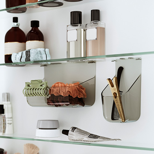 Estanterías de baño con artículos de aseo personal: biberones, paños, coleteros, pinzas, cepillos, producto.