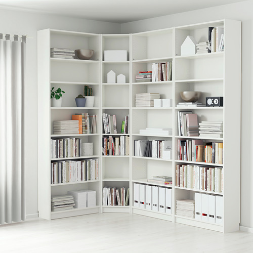 Librería esquinera blanca con múltiples estantes, donde se guardan libros y artículos de decoración. Los estantes ajustables optimizan el almacenamiento y el espacio.