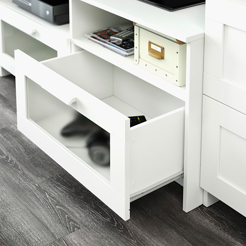 Mueble de tv BRIMNES blanco con estantes ajustables. Soporte remoto y salidas de cable para un almacenamiento ordenado.