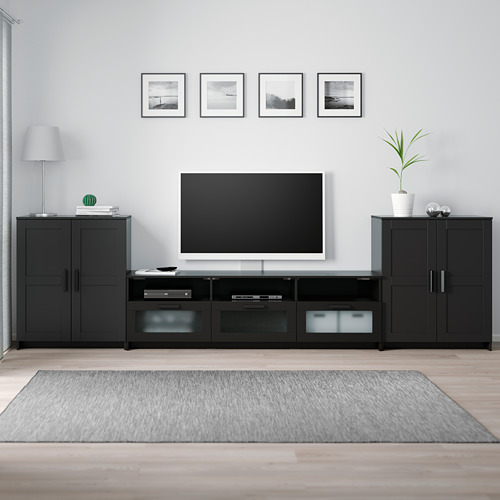 Salón minimalista: mueble de TV BRIMNES, TV de pantalla plana, decoración, lámpara, alfombra gris, obras de arte.