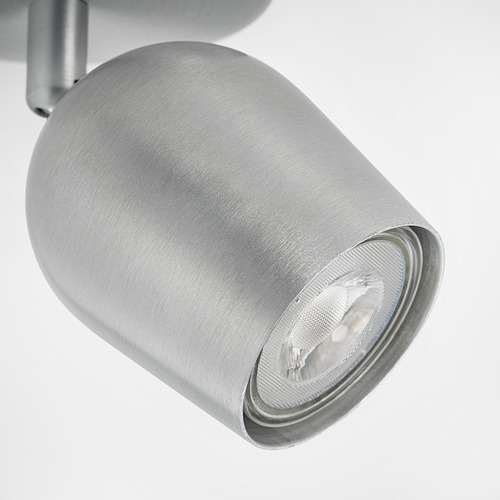 Foco orientable plateado con acabado metálico y haz de luz dirigida.