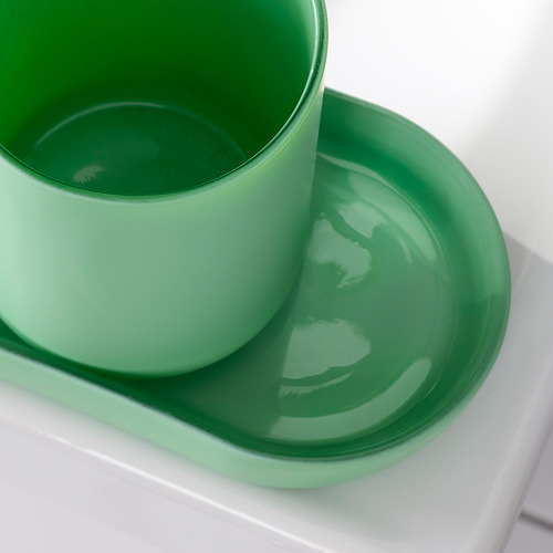 Dispensador y bandeja de jabón verde brillante; diseño grande y elegante; Colocado sobre una superficie blanca, sin reflejos, acabado liso.