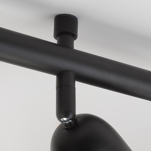 Junta de lámpara de metal negro; Muestra un diseño robusto y ajustable.
