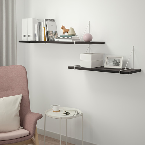 BERGSHULT estanterías con libros, decoración, cajas y una silla.