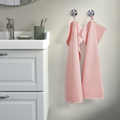 Baño gris con toallas GULVIAL beige y porta cepillos de dientes verde.