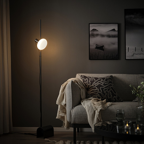 Sala de estar moderna con lámpara HÅRSLINGA y acogedor sofá.
