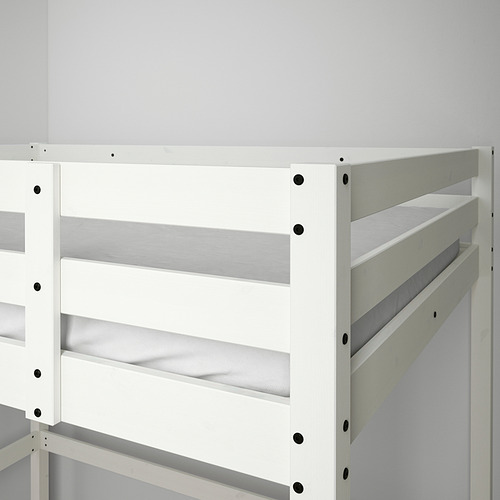 Cama alta blanca con escalera en el costado, mostrando somier de láminas.