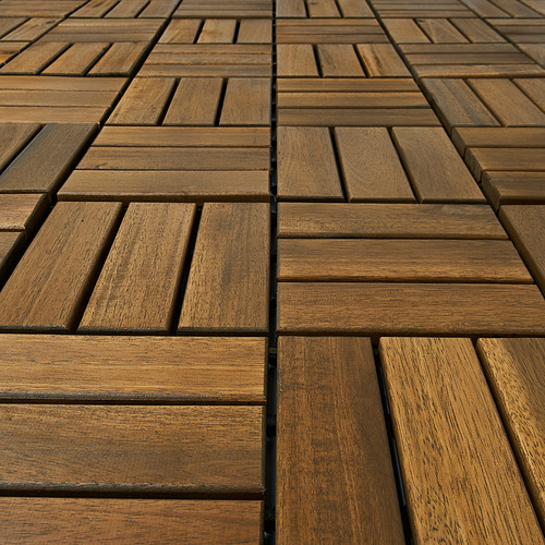La tarima del suelo de madera, perfectamente alineada y pulida, garantiza un aspecto renovado y elegante para cualquier terraza o balcón, reflejando calidad y durabilidad.