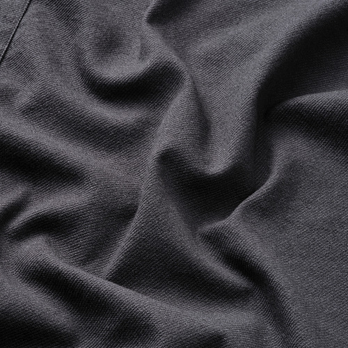 Primer plano de la textura de la tela oscura, probablemente un delantal, que muestra calidad y detalle.