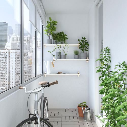 Balcón de la ciudad con plantas, bicicletas y horizonte urbano.