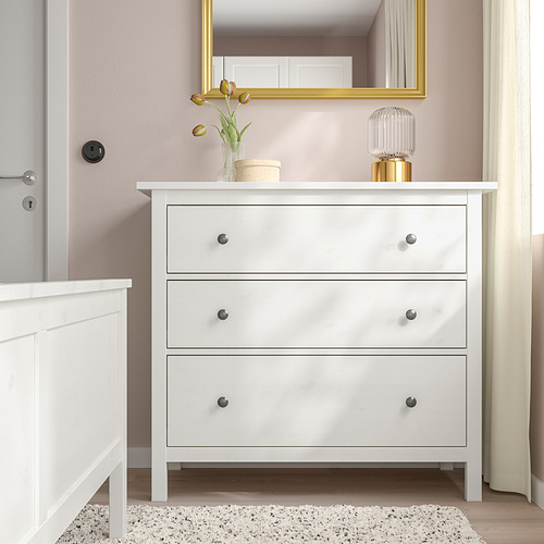Cajones de cómoda HEMNES en el dormitorio, 3 cajones, contra la pared rosa, cerca de la cama.