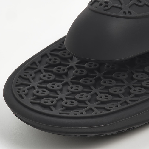 Guante de cocina de silicona negra con un intrincado diseño texturizado para mayor agarre. Apertura circular para colgar.
