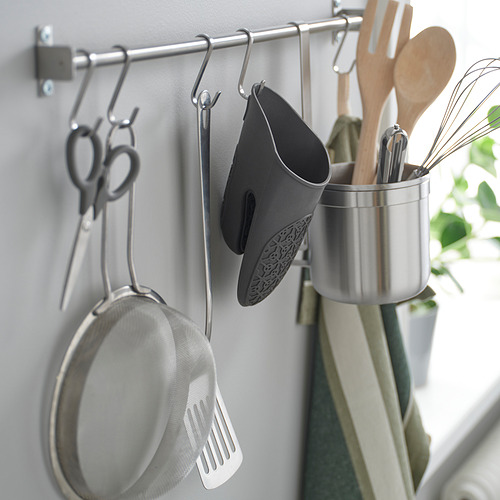 Organizador de cocina con utensilios para colgar, guante y colador.