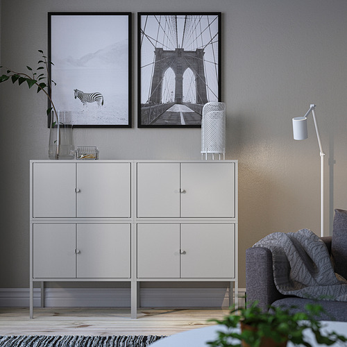 Armario de almacenaje LIXHULT blanco con 6 puertas, entre fotos sobre pared gris.