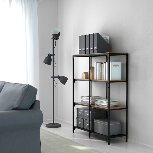 Salón moderno: sofá gris, estantería, lámpara ajustable.