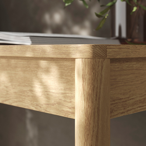 Escritorio de madera bien elaborado con acabado de roble cepillado liso, que muestra su construcción robusta y su diseño elegante.